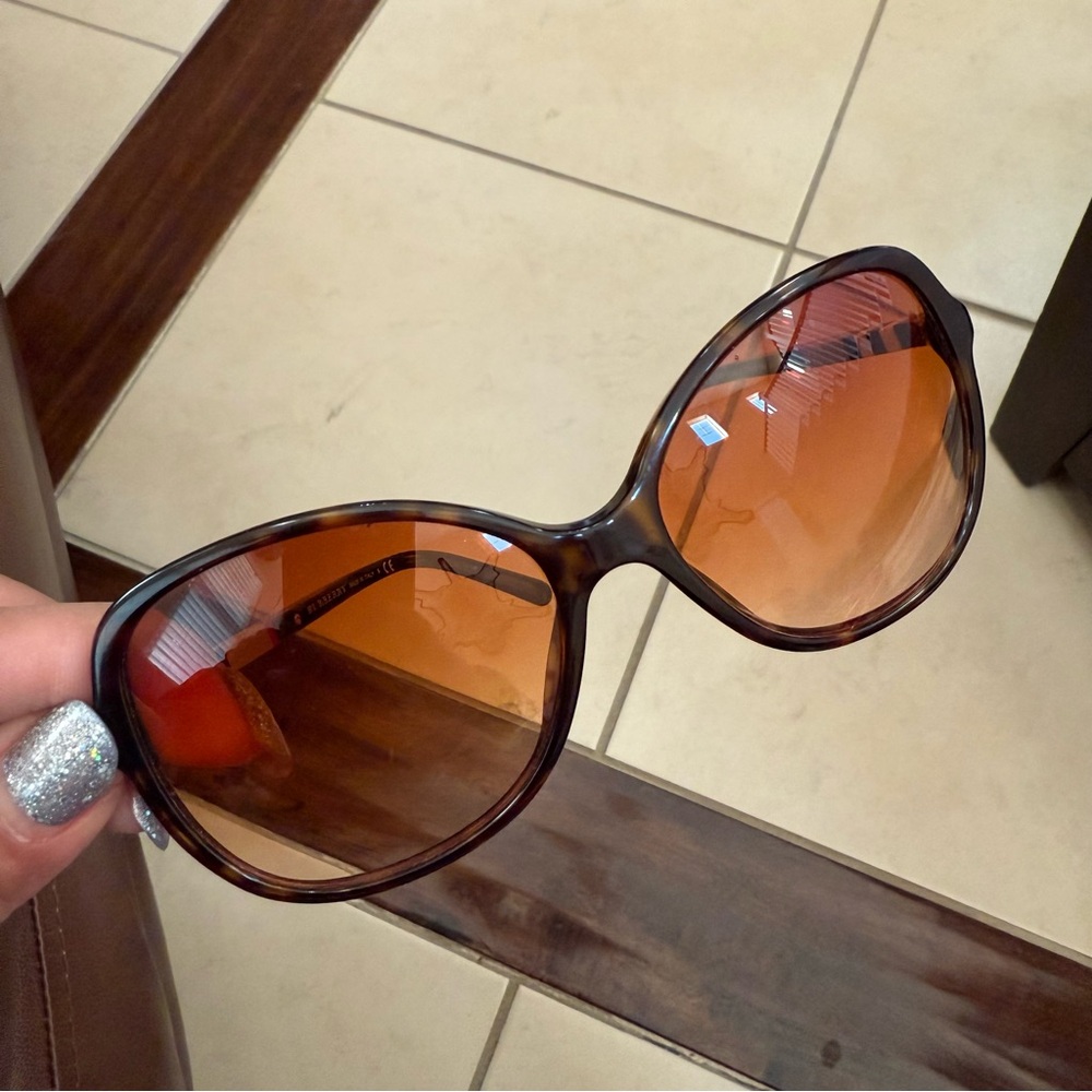 Authentic Burberry Tortoise Shell Sunglasses - image 8